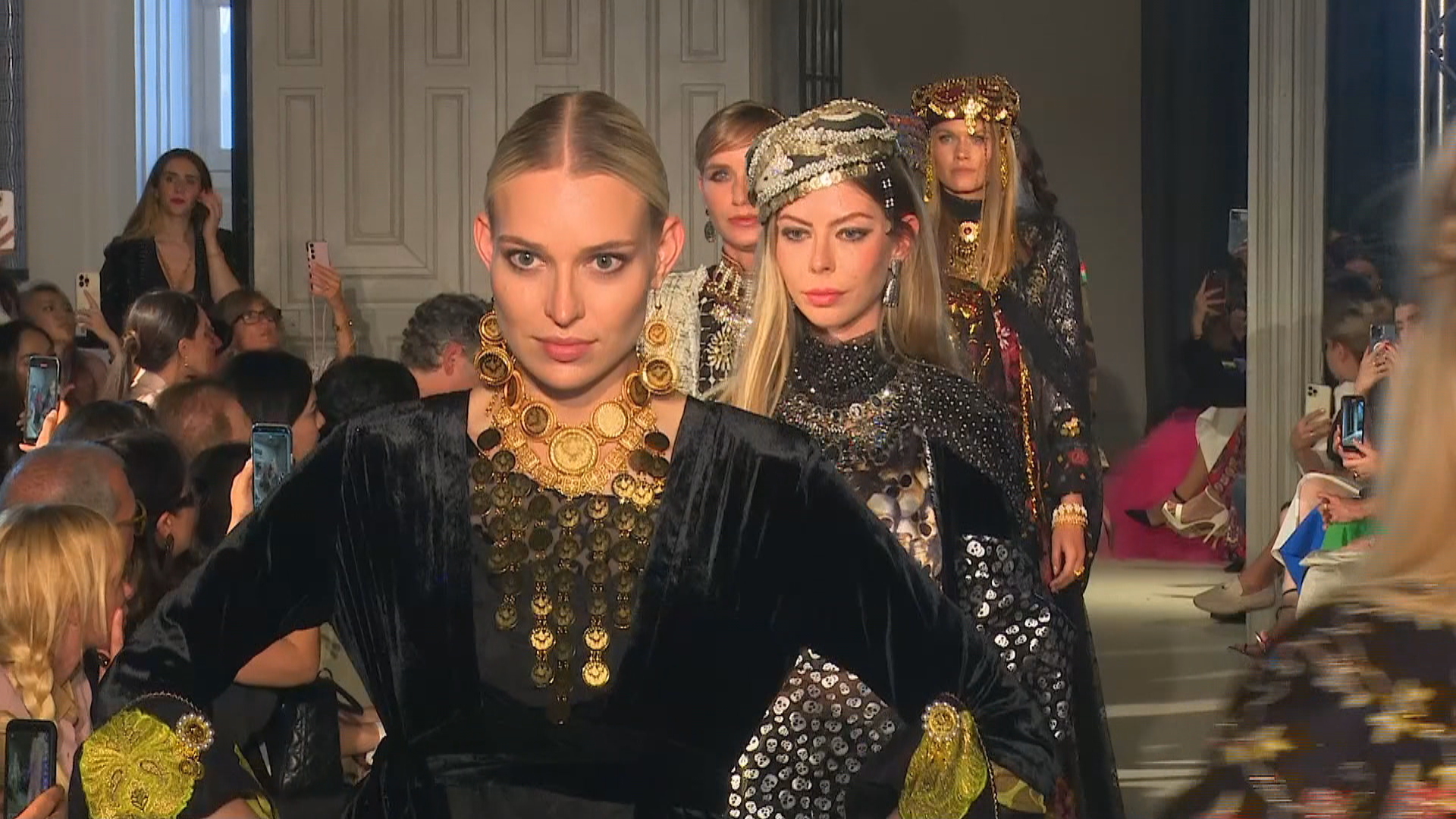 دیزاینەکانی لارا دزەیی لە هەفتە نمایشی جلوبەرگی پاریس