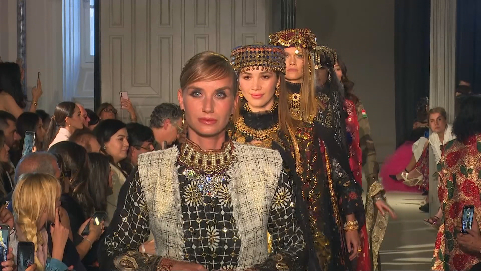 دیزاینەکانی لارا دزەیی لە هەفتە نمایشی جلوبەرگی پاریس