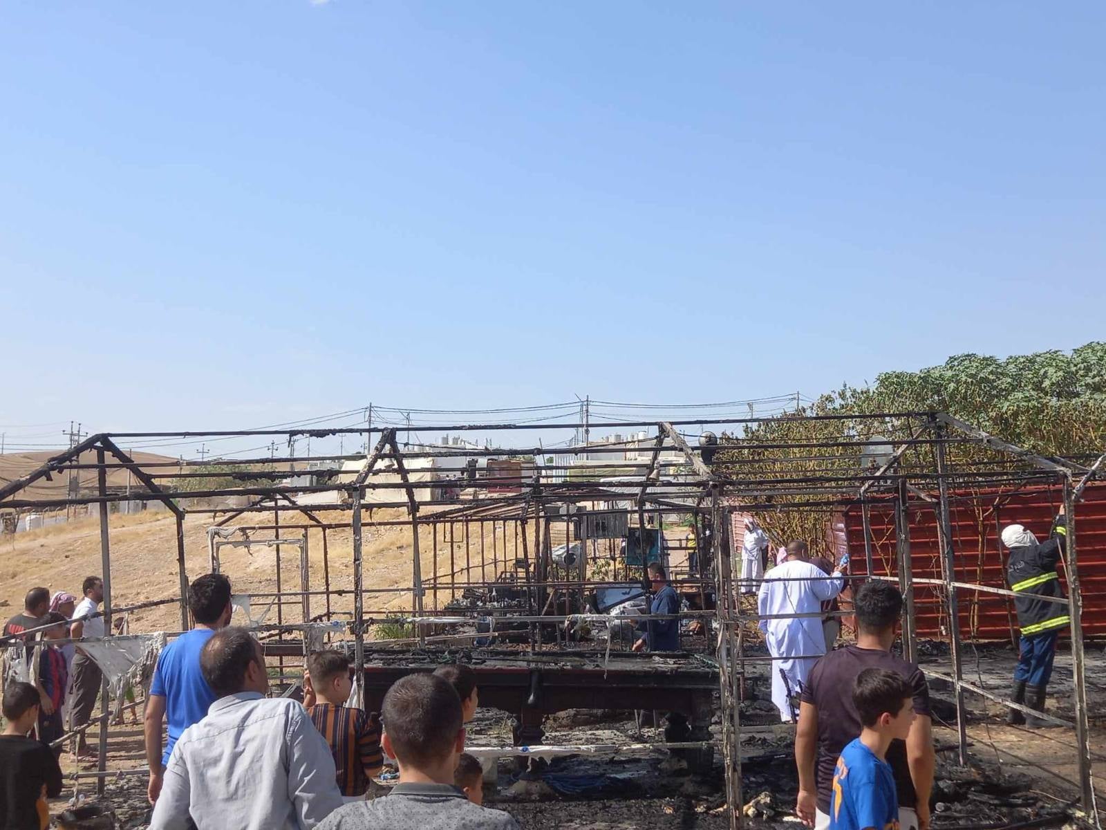 لە وێنەکاندان دەردەکەوێت کە چەند دووکانێک سووتاون