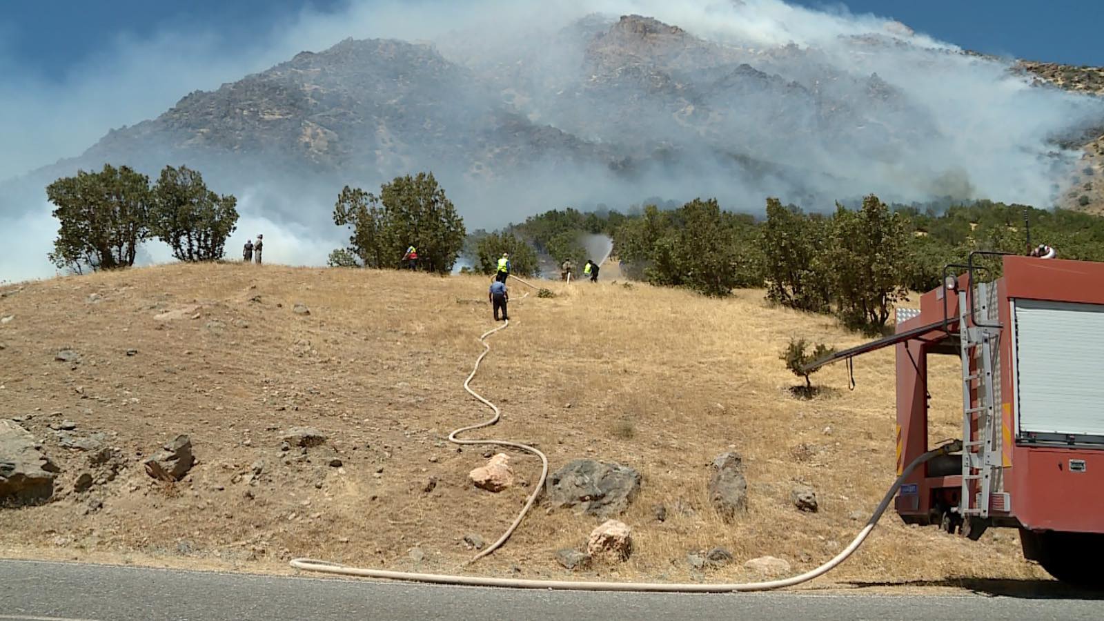 بە چەندین تیم، خەریکی کوژاندنەوەی ئاگرەکە بوون، وێنە: ئەندام جەبار - رووداو