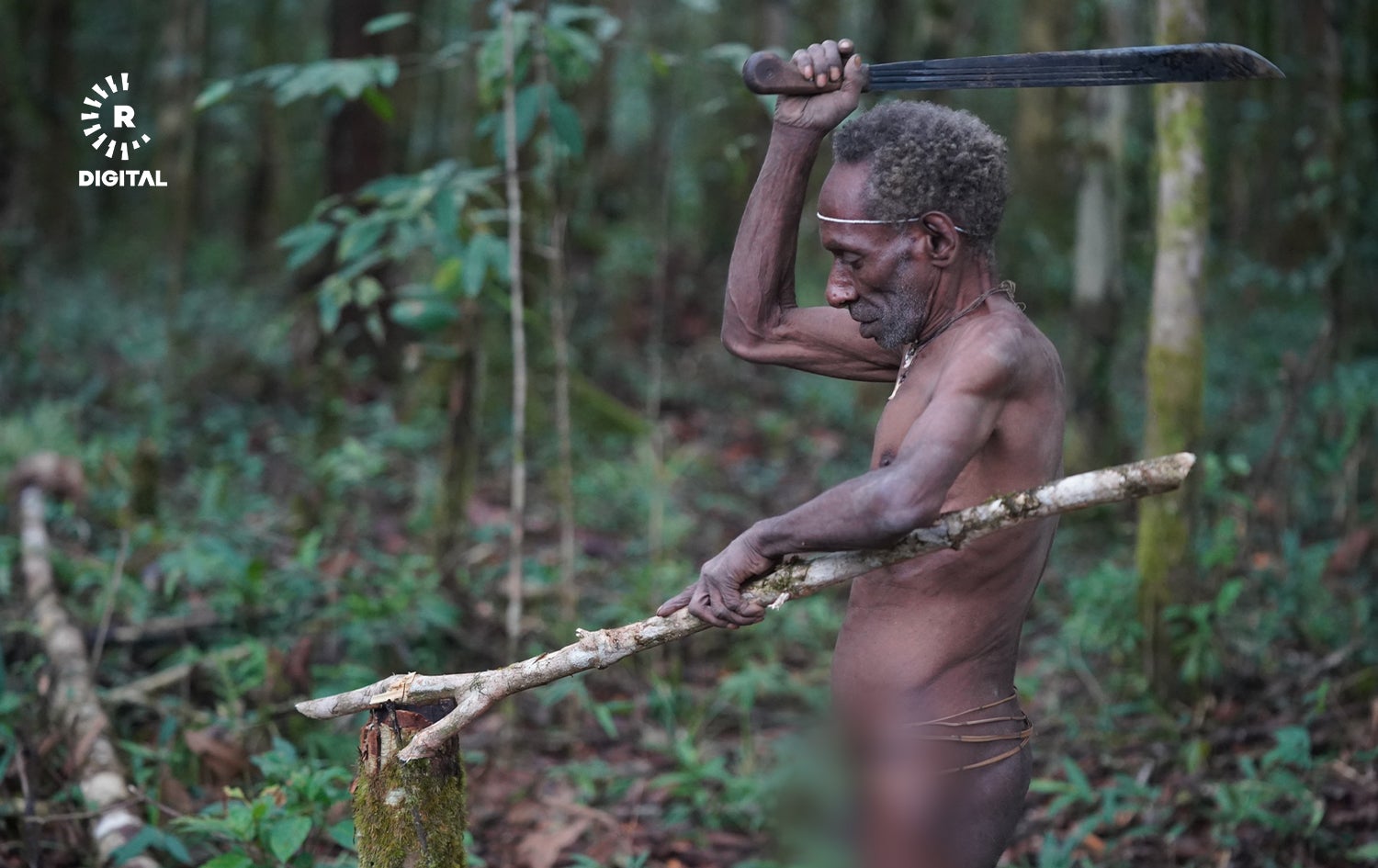 کەسێکی کۆرۆوایی ئامرازی سەرەتایی بەکاردەهێنێت.