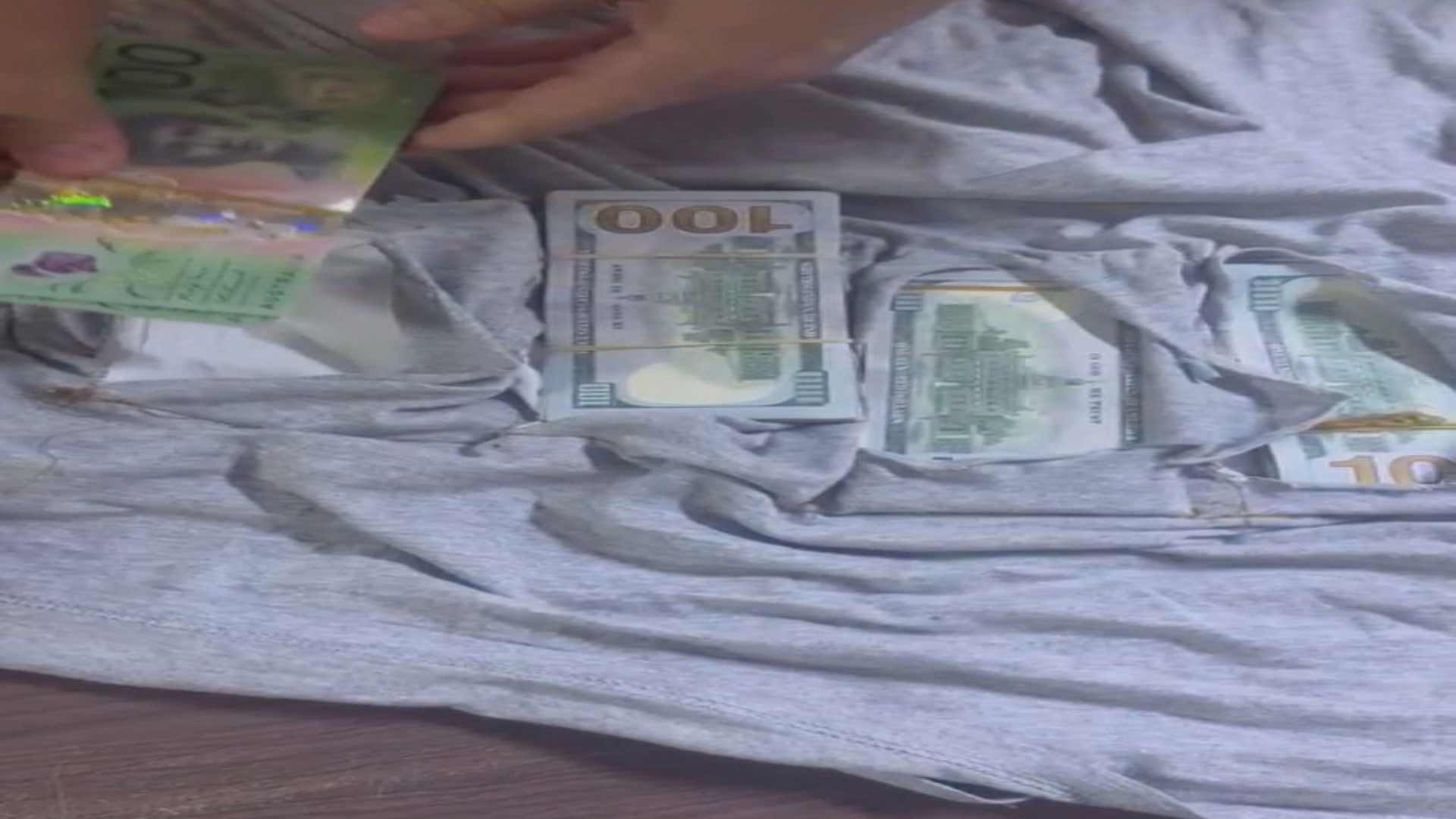 بەشێکی پارەکە 40 هەزار دۆلارى ئەمریکى و 10 هەزار دۆلارى ئوسترالى بووە.