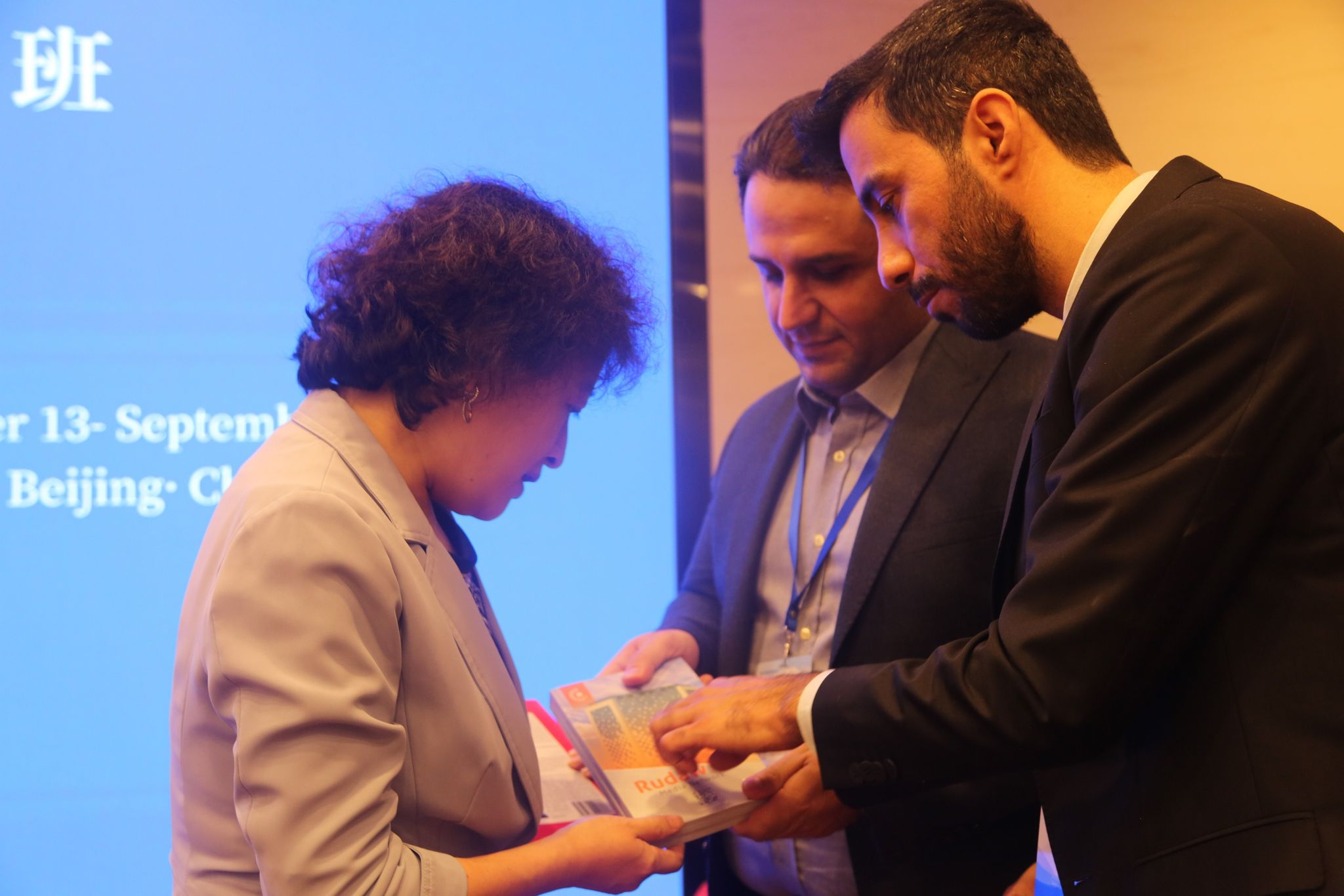 کتێبی رووداو پێشکێشی فانگ فێن، جێگری بەڕێوەبەری CICG IISAT دەکرێت