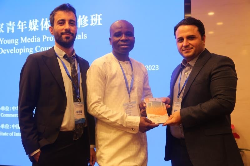 کتێبی رووداو پێشکێشی جۆن چوکوێمکا، سەرۆکی رۆژنامەی  Daily Trustی نەیجیریا دەکرێت