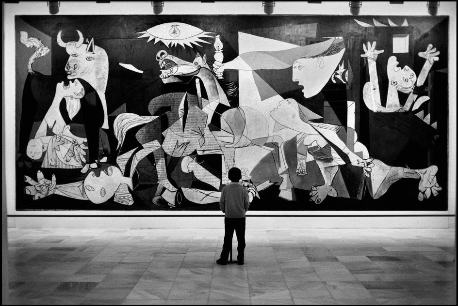 Picasso'nun Guernica bombardımanını anlatan aynı isimli tablosu