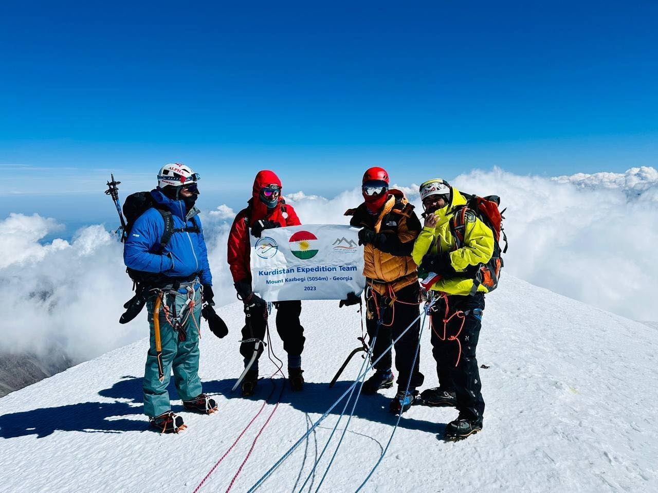 Kürdistanlı dağcılar, zirveye ulaştıktan sonra poz verdi