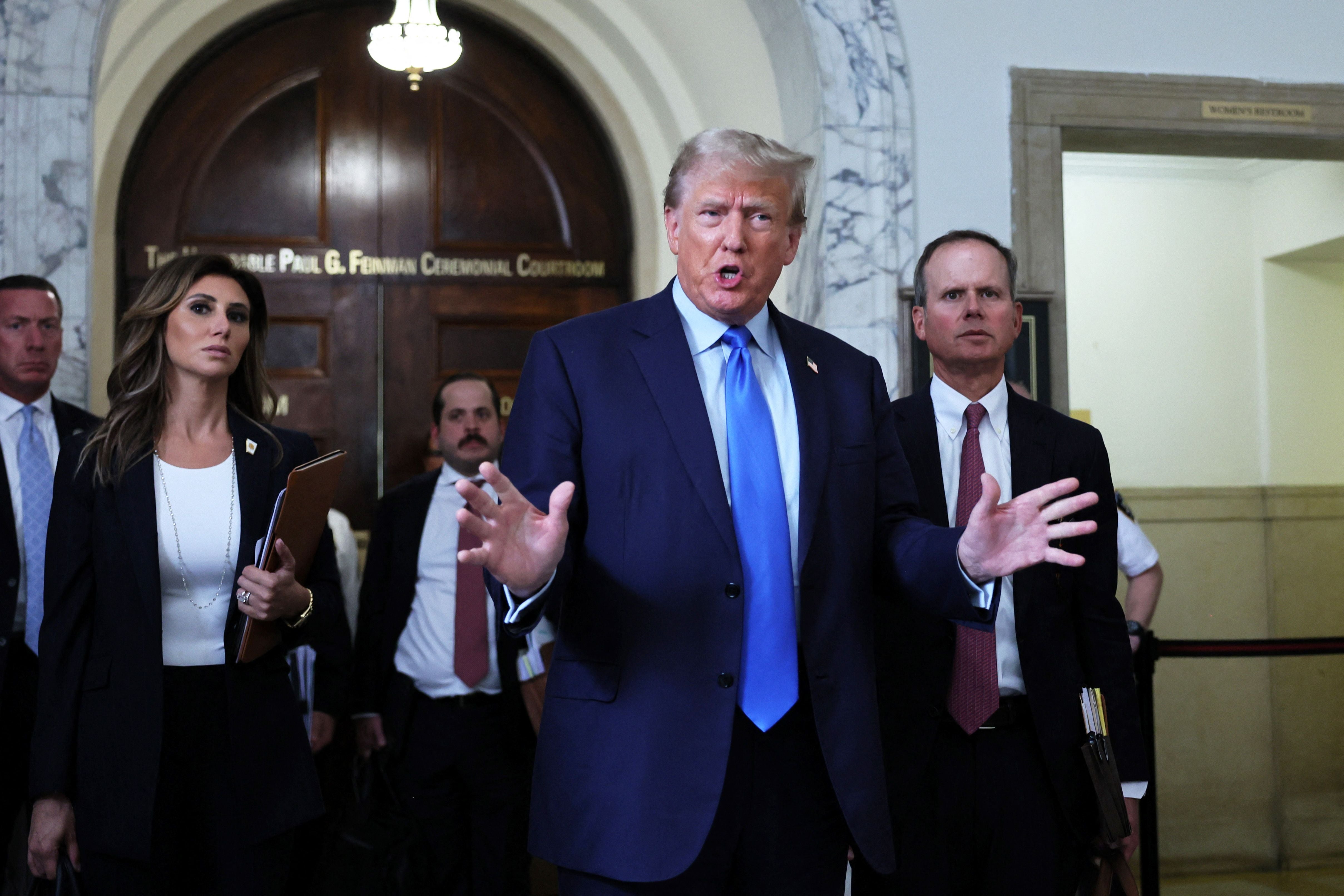 دۆناڵد ترەمپ، سەرۆکی پێشووی ئەمریکا لە نیویۆرک قسە بۆ رۆژنامەڤانان دەکات. وێنە: AFP