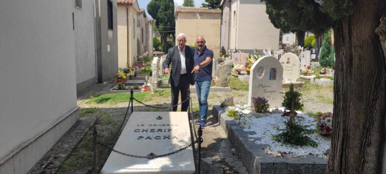 Dr. Nando Castagna ve Baran Zeydanlıoğlu Şerif Paşa’nın mezarı önünde