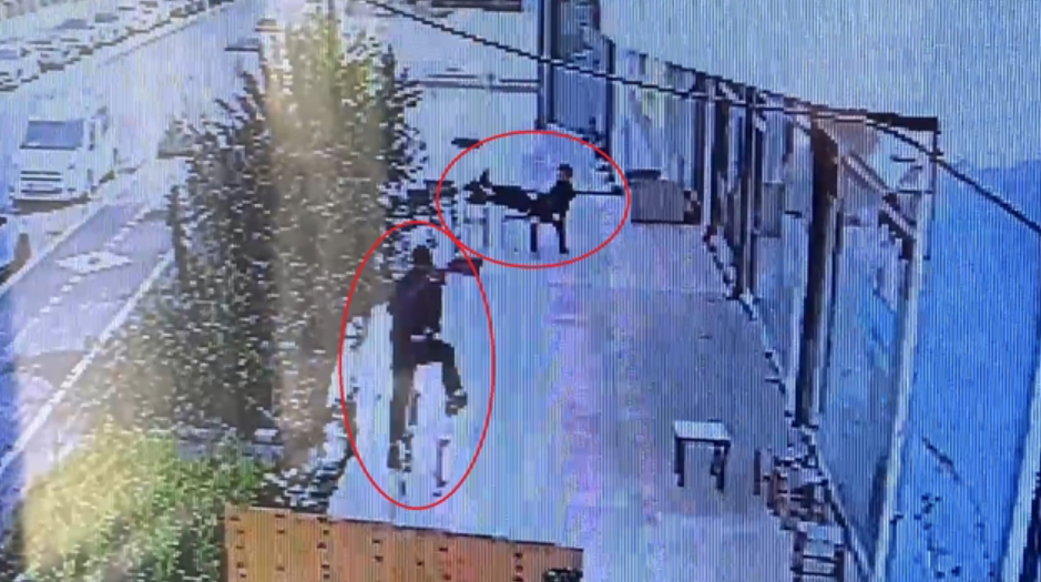 Tokur, galerinin önünde otururken saldırıya uğradı (Ekran alıntısı/ AA & DHA)