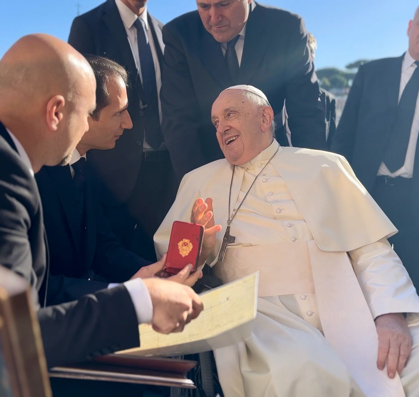 پاپای ڤاتیکان و سەعد شمیدن ئاغا سلیڤانەیی پێکەوە قسە دەکەن.