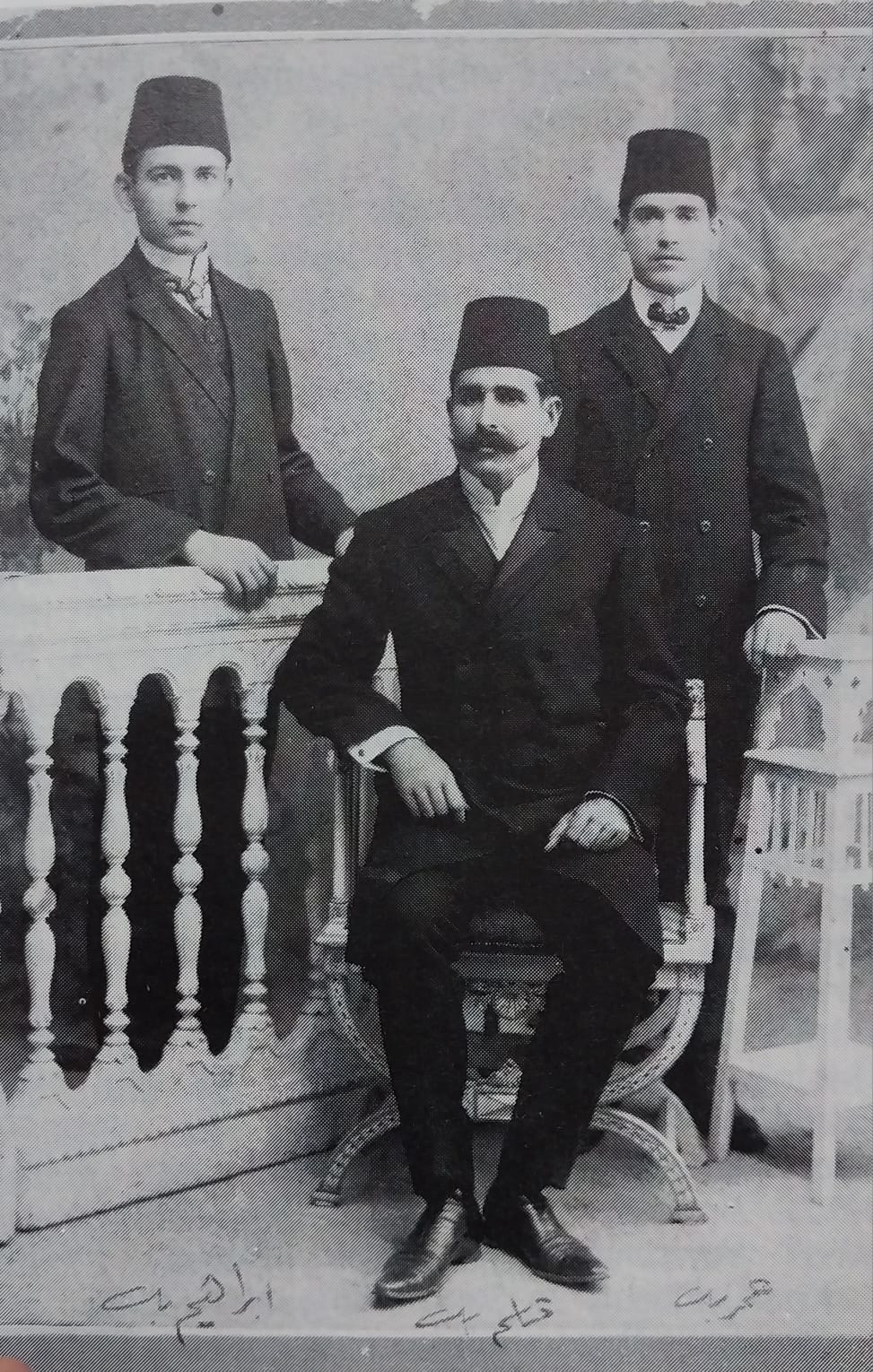 Oturan Ekrem Bey'in babası Kasım Cemil Paşa, ayaktakiler ise sağdan kardeşleri Ömer Bey ve İbrahim Bey