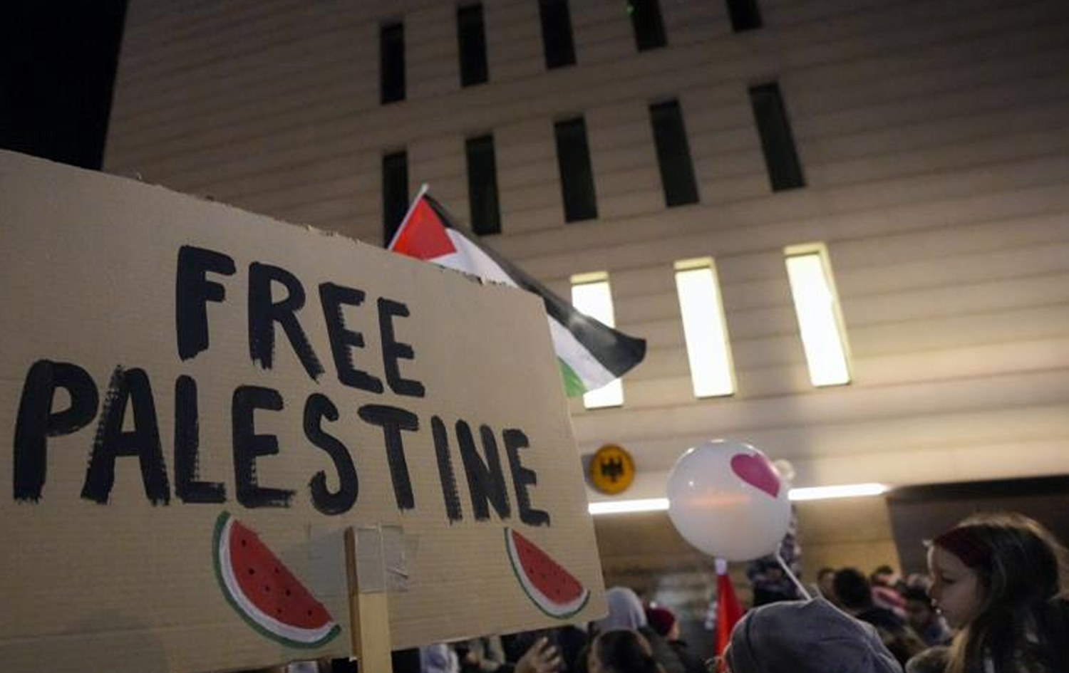 خۆپێشاندان لە بەردەم باڵیۆزخانەی ئەڵمانیا لە سڕبیا لە ئۆکتۆبەری 2023.