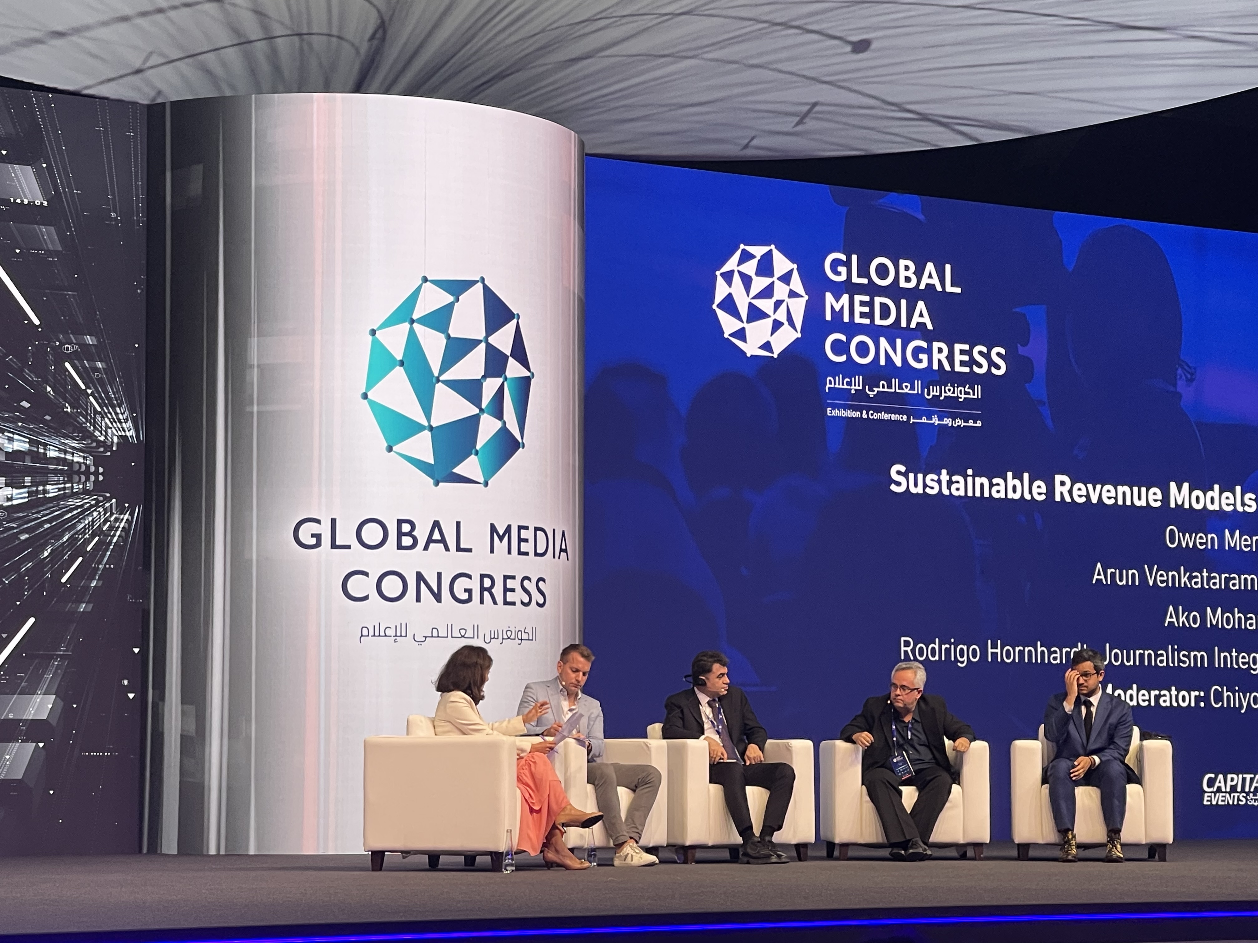 بەڕێوەبەری گشتیی رووداو لە کۆنگرەکەدا قسە دەکات.