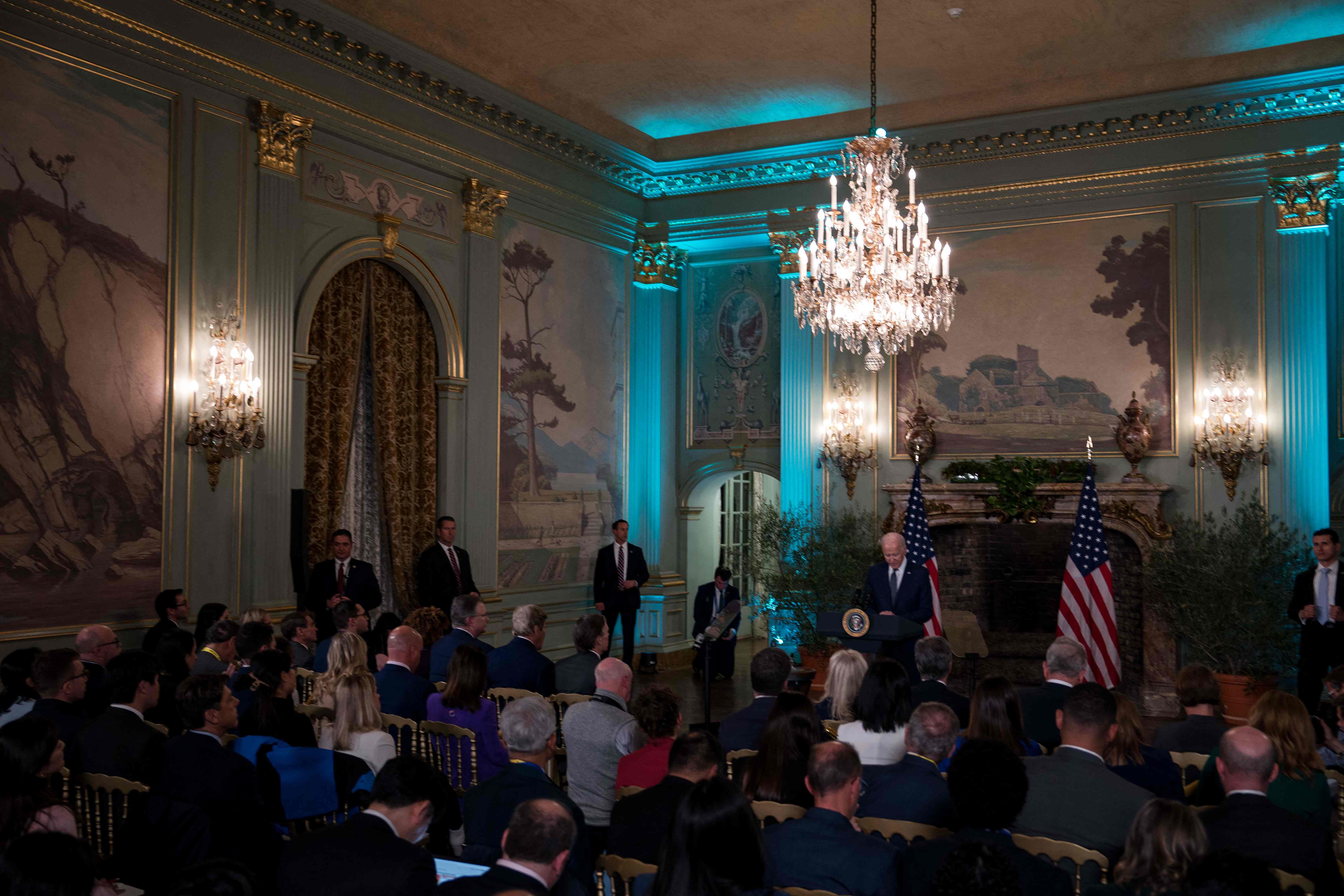 کۆنفرانسی رۆژنامەڤانیی بایدن لە هۆڵێکی ڤێلاکەدا. وێنە: AFP