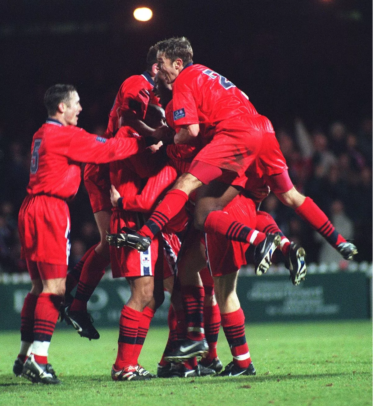 ئاهەنگێڕانی یاریزانانی یۆرك سیتی دوای تۆمارکردنی گۆڵی دووەم