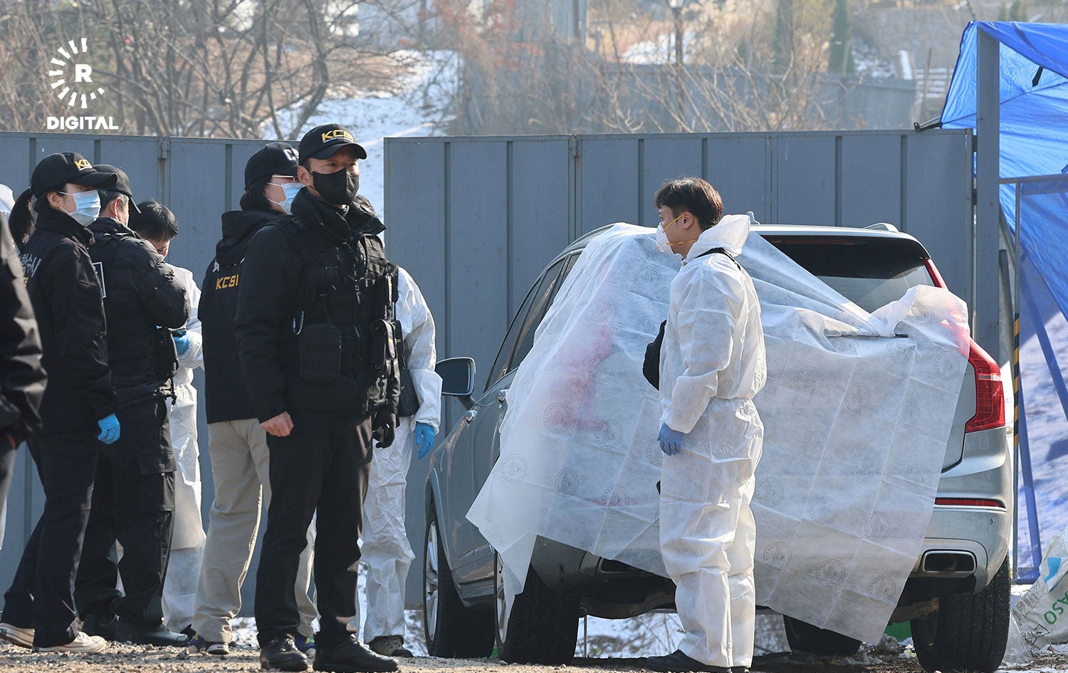 دۆزینەوەی تەرمی لی سۆن کیۆن، ئەکتەری کۆریای باشوور لە نێو ئۆتۆمبێلەکەیدا. وێنە: AFP