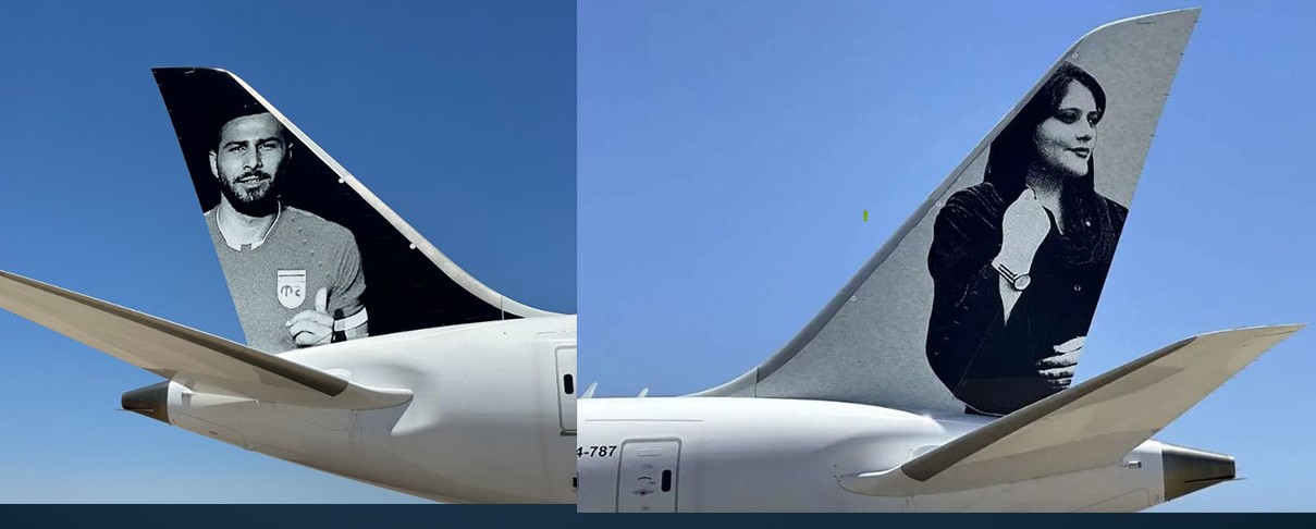 Uçağın üzerinde Amir Nasr-Azadani ve Jina Emini’nin resmi var