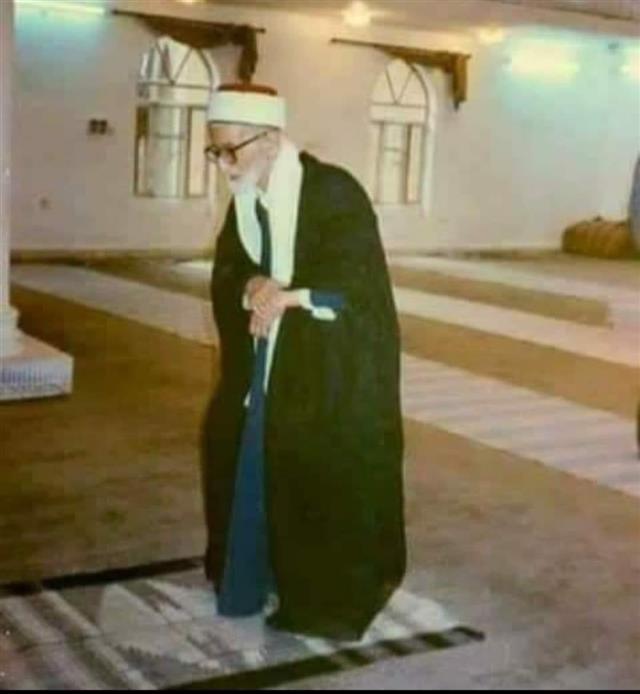 مامۆستا عەبدولکەریمی مودەڕیس لە کاتی نوێژکردن لە مزگەوتێکدا؛ وێنە: تۆڕە کۆمەڵایەتییەکان