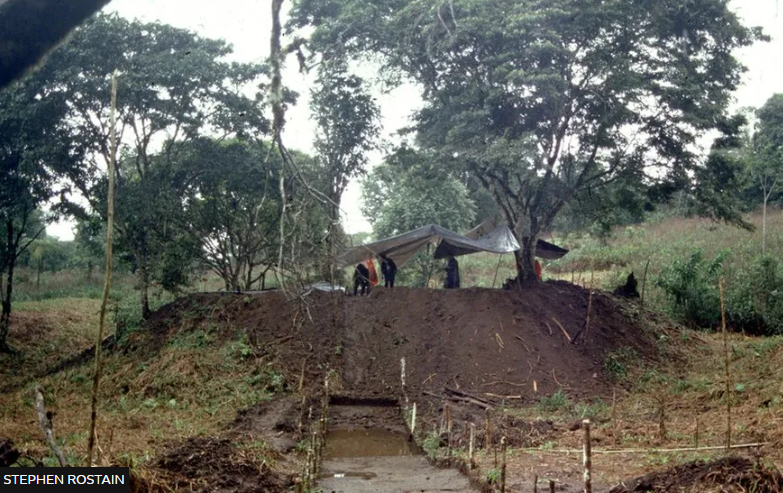 تیمی لێکۆڵینەوە لەسەر پاشماوەی شارەکە سەرقاڵی گەڕانن.