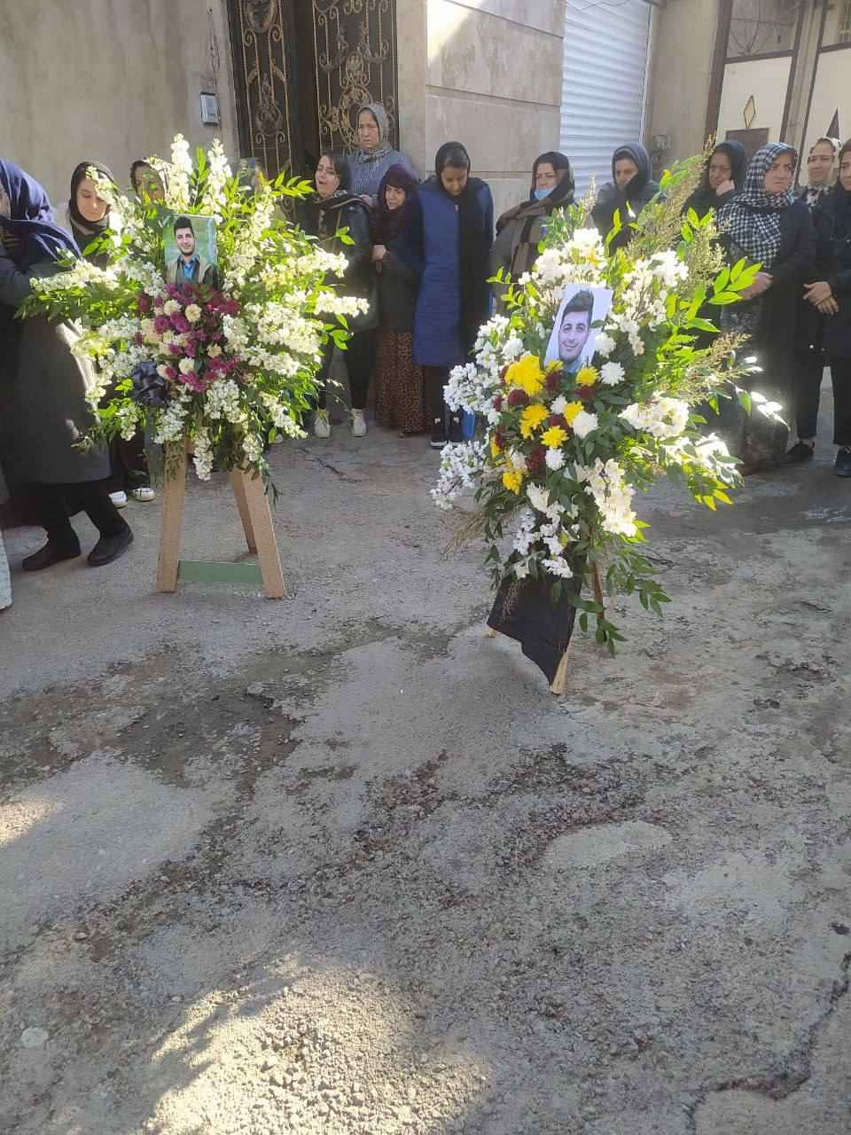 دانانی تاجەگوڵینە لە بەردەم ماڵی محەممەد فەرامەرزی لە شاری دێولانی پارێزگای سنە.