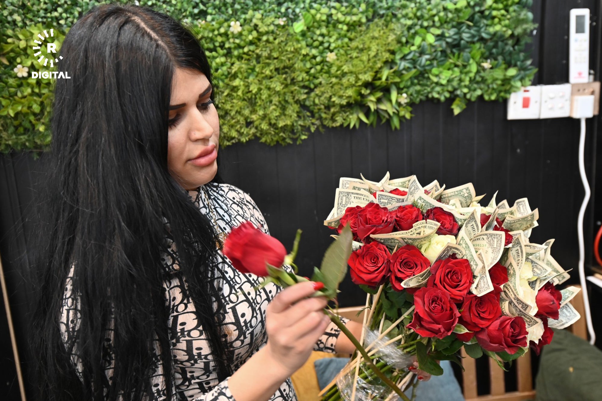 تاک دۆلاری خراوەتە نێو چەپکەگوڵێکەوە.