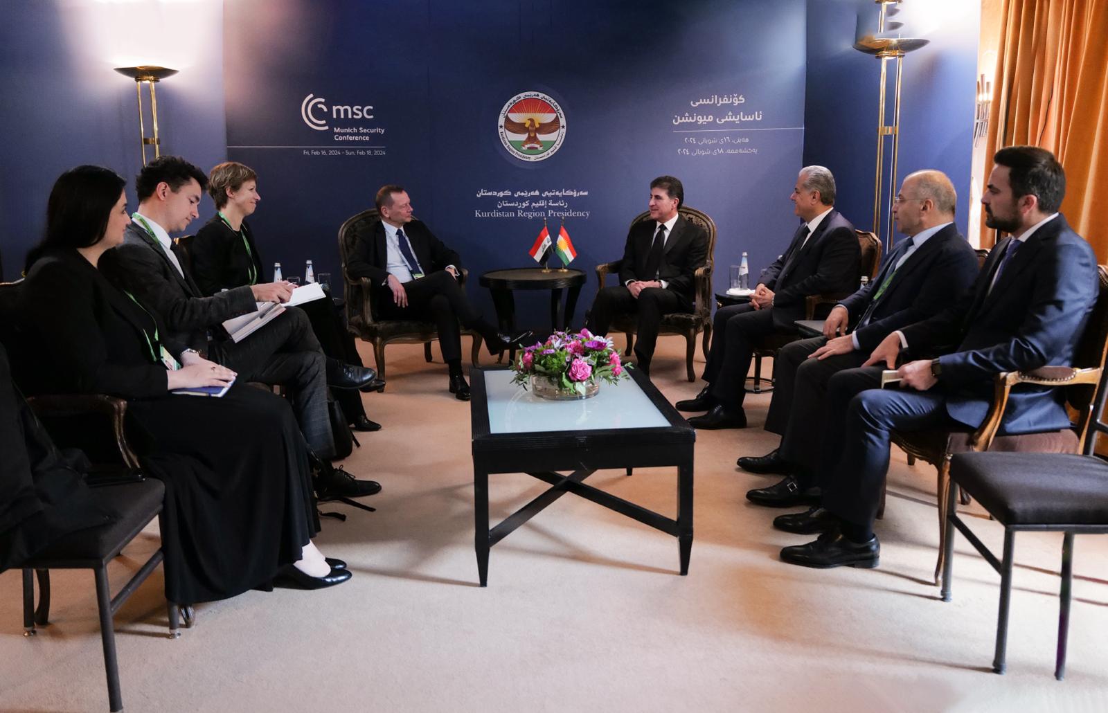 وێنەیەکی دیکەی کۆبوونەوەکە