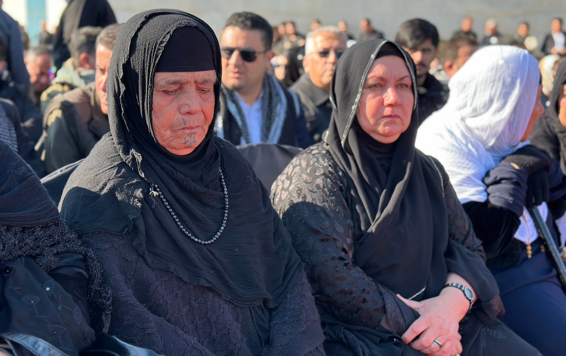 کەسوکاری ئەنفالکراوان لەلای رووفاتەکان دانیشتوون.