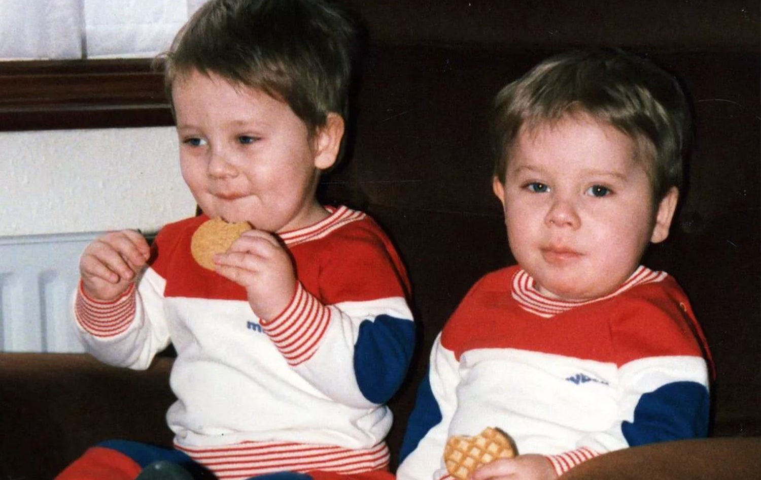 ئادەم پیەرسن (دەستە راست) لەگەڵ براکەی نیل