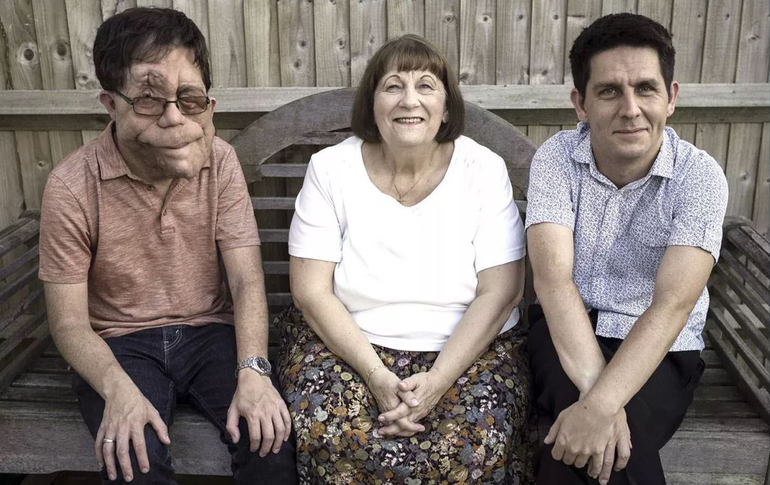 ئادەم پیەرسن لەگەڵ براکەی نیل و دایکی ماریلین