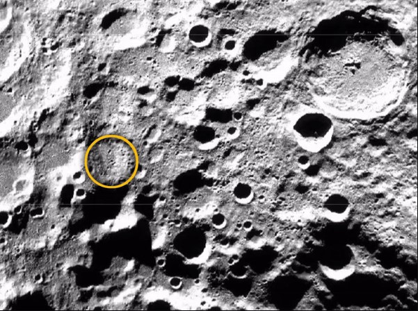 بازنە زەردەکە ناوچەی پالاپێرتی سەر رووی مانگ دەردەخات.