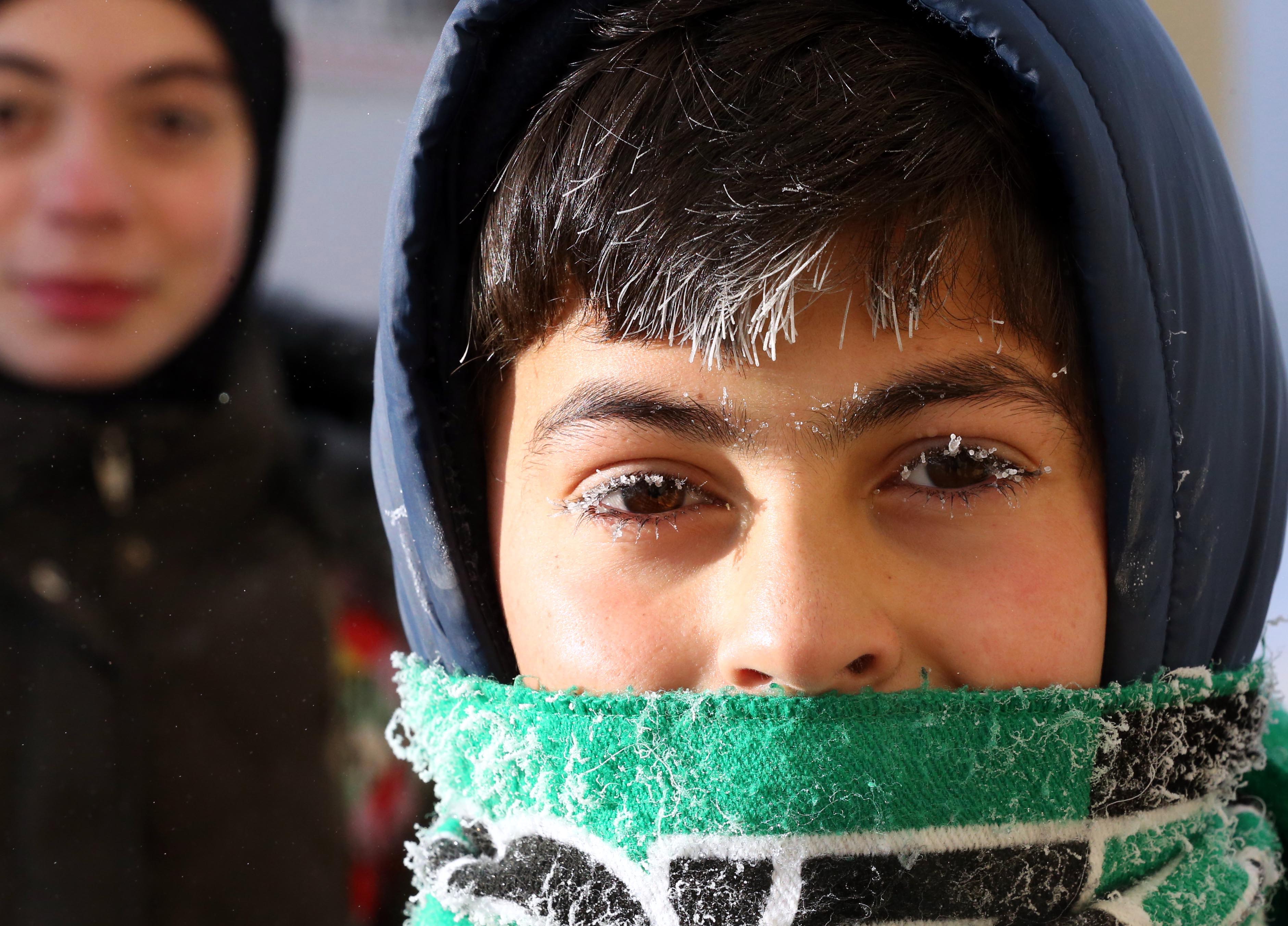 برژانگی ئەم منداڵە بەهۆی ساردیی کەشەکەوە بەستوویەتی. وێنە: AA