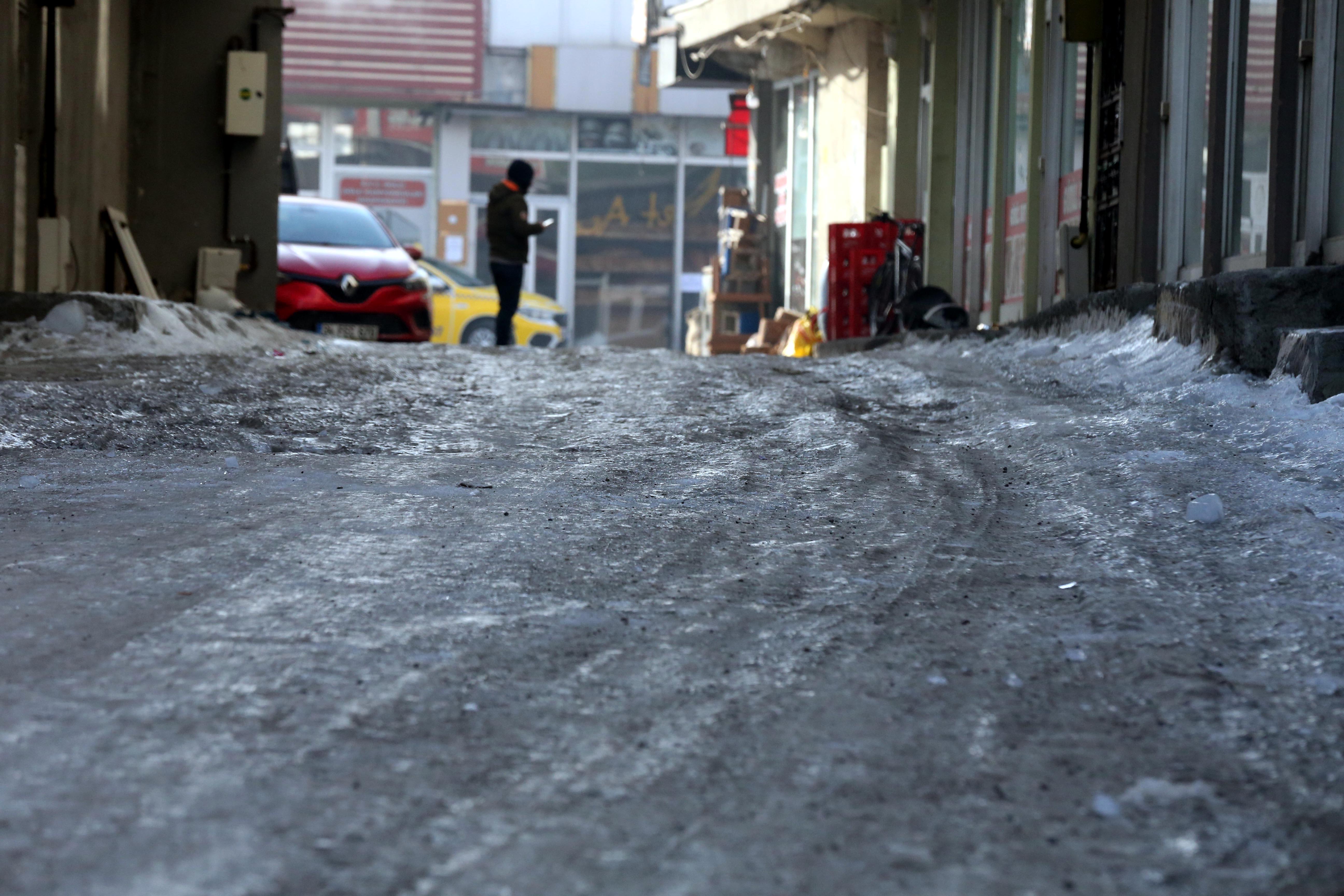 رێگەکان بەهۆی ساردیی کەشەکەوە بوونەتە شەختە. وێنە: AA