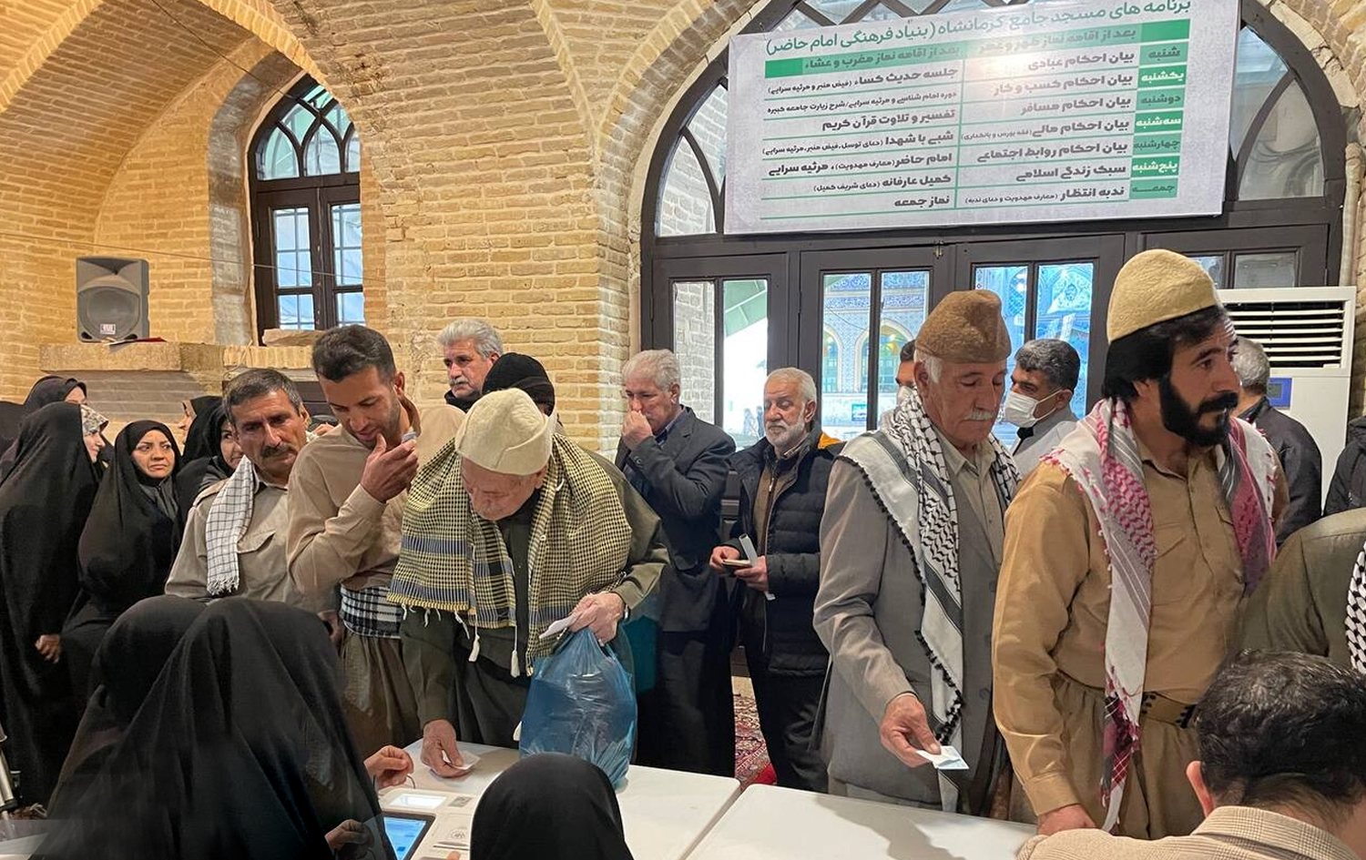 Kirmaşanî bi cil û bergên Kurdî deng didin