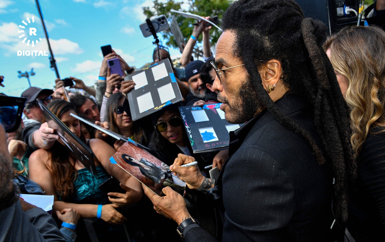 لەنی کراڤێتس واژۆ بۆ هەوادارانی دەکات. وێنە: AFP