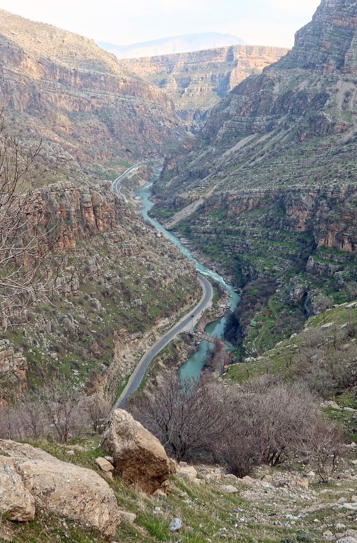 Gali Ali Beg. Köprünün sağında nehir boyunca Hamilton uzanan yol 1928-1932'den kalma başka bir bölümü var. Gali Ali Beg. Köprünün sağında nehir boyunca Hamilton uzabab yolun 1928-1932'den kalma başka bir bölümü var.