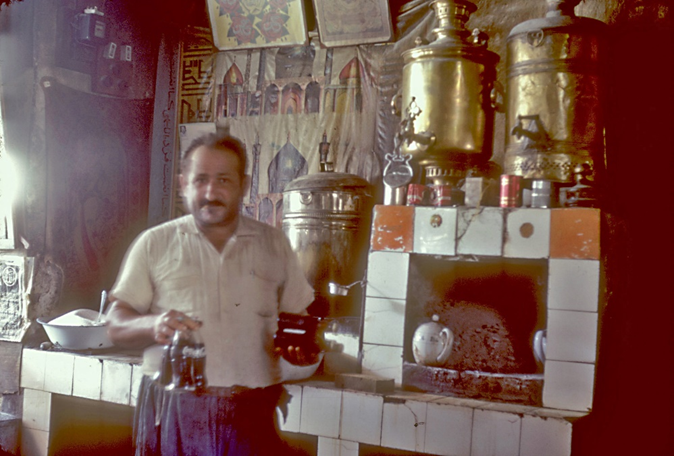 Fotoğraf 1973 yılında çekildi. O dönemde çaycılık yapan bir adam