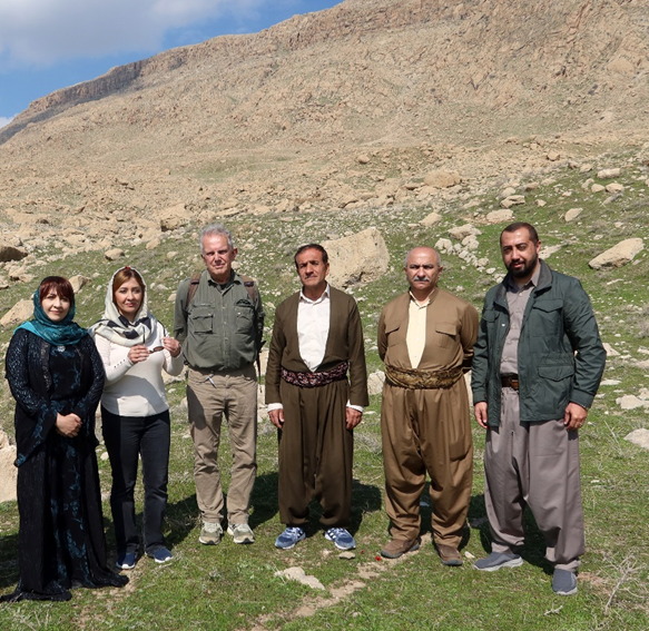 (Soldan Sağa) Hamaraş'ın Rojan ve Kejwast adındaki kızları, Yazar, Hunar, Arif Ömer Gül ve Hamaraş'ın oğlu Karox