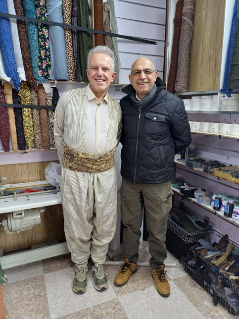 Li aliyê rastê, Sîrwan Rehîm ji Rûdawê, derhêner. Pêşî divabû em herin ba vî terziyî li Diyanayê çimkî êdî ew şûtikê min nemabû û ji bo ku ez tiştekî li ser kincên xwe rast bikim