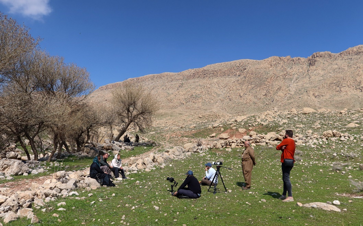 Hevpeyvîn bi zarokên Heme Reş re tê kirin. Li piştê, li hêla rastê Huner heye. Şikeft hinekî li aliyê rastê yê zilamê bi blûzê sor e (şofêr).