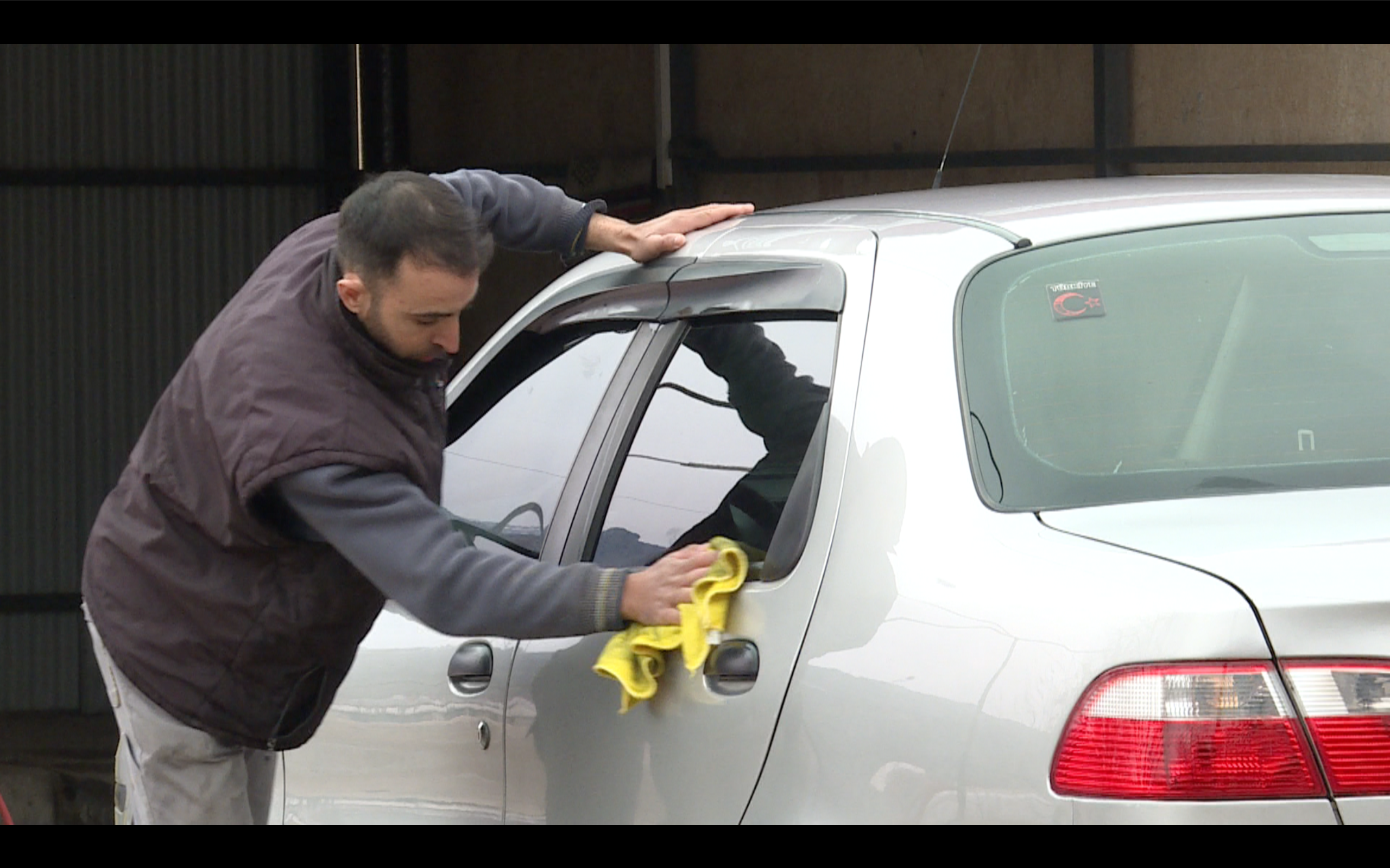 Taner Yıldız, sanayide çalışarak kazandığı parayla hem geçimini sağlıyor hem de seçim kampanyasını yürütüyor. Foto: Ali Haydar Gözlü / Rûdaw