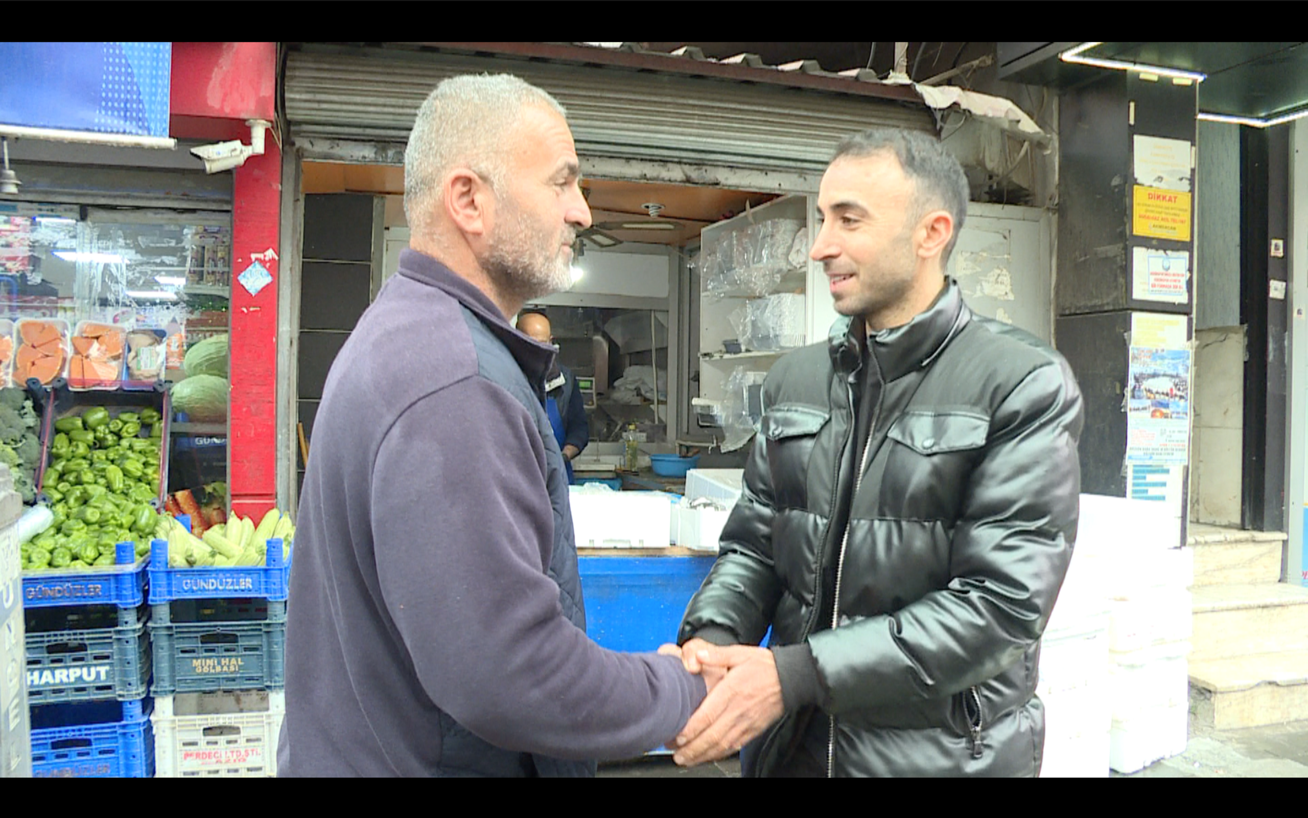 Taner Yıldız, sanayide çalışarak kazandığı parayla hem geçimini sağlıyor hem de seçim kampanyasını yürütüyor. Foto: Ali Haydar Gözlü / Rûdaw