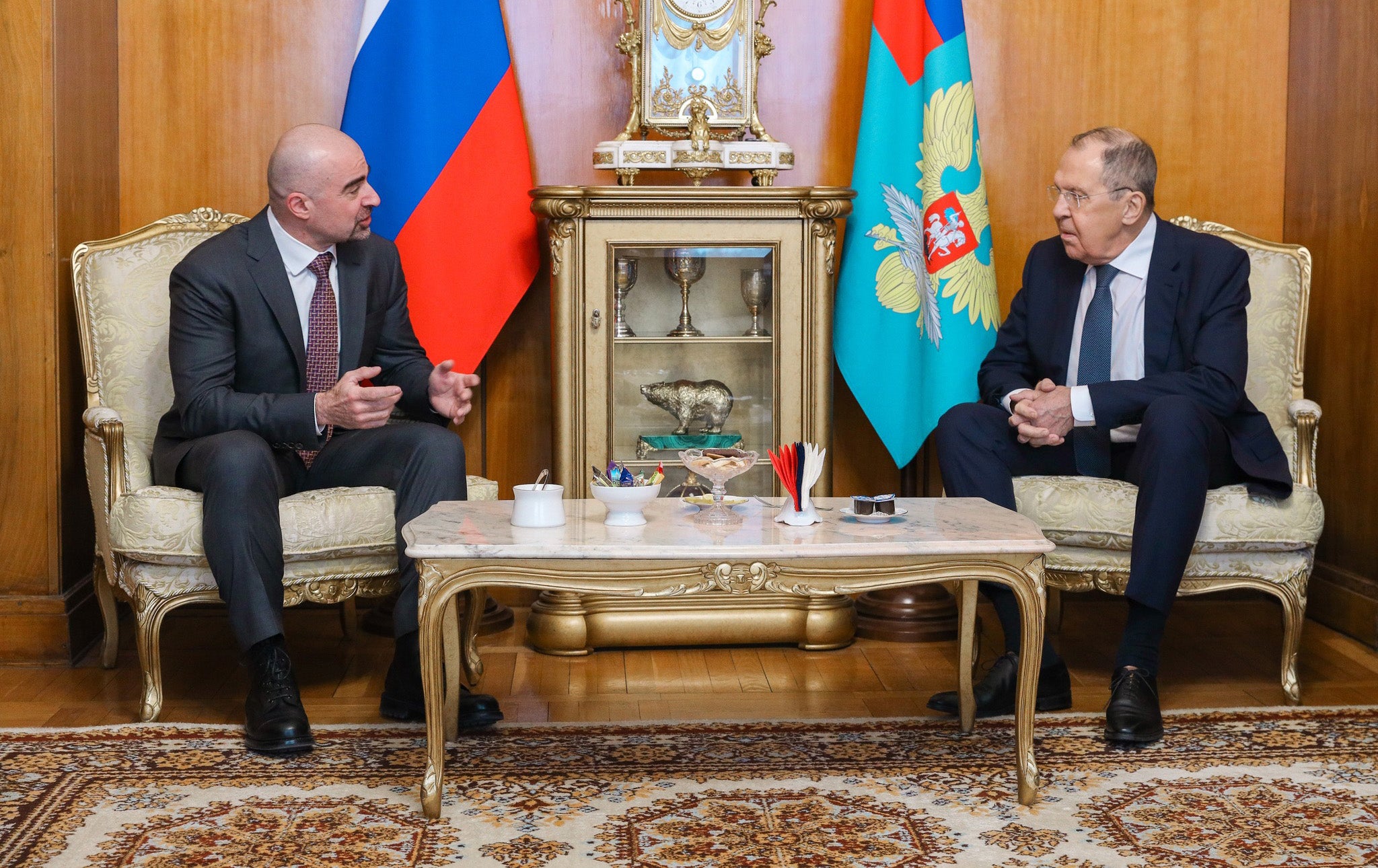 دیمەنی کۆبوونەوەی بافڵ تاڵەبانی، سەرۆکی یەکێتیی نیشتیمانی کوردستان لەگەڵ سێرگی لاڤرۆڤ، وەزیری دەرەوەی رووسیا.