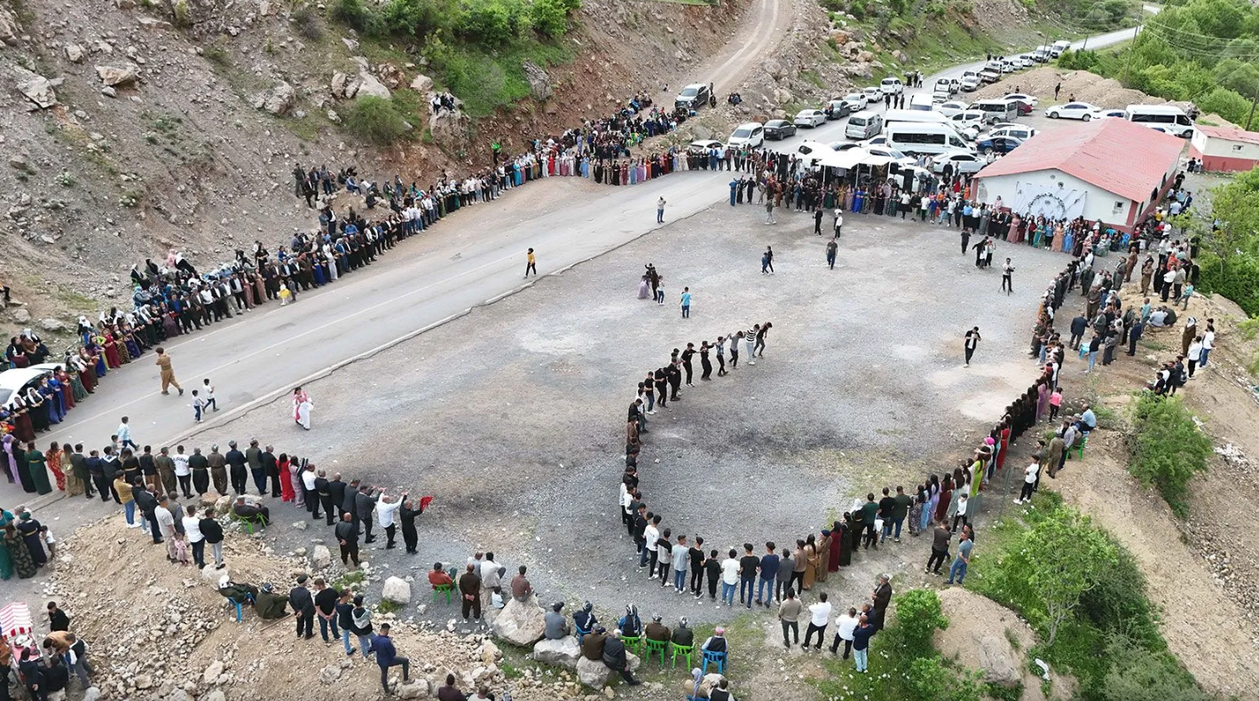 Düğüne çok sayıda kişi katıldı