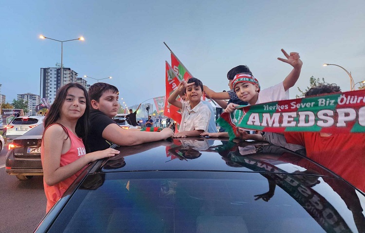 Pîrozbahiyên şampiyoniya Amedsporê dest pê kir Pîrozbahiyên şampiyoniya Amedsporê dest pê kir