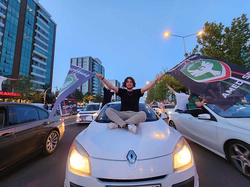 Pîrozbahiyên şampiyoniya Amedsporê dest pê kir Pîrozbahiyên şampiyoniya Amedsporê dest pê kir