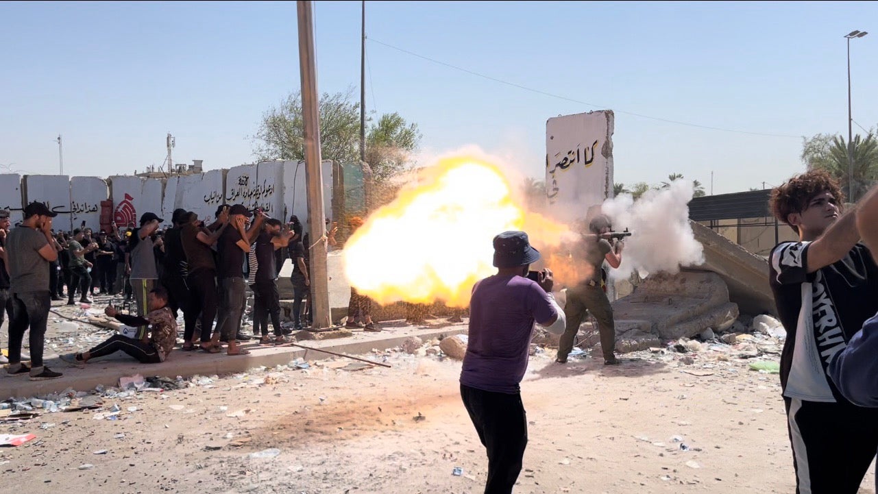 دیمەنێک لە رووماڵی رۆژنامەڤانان و خۆپێشاندانی لایەنگرانگی سەدر لە بەغدا، ساڵی 2022.