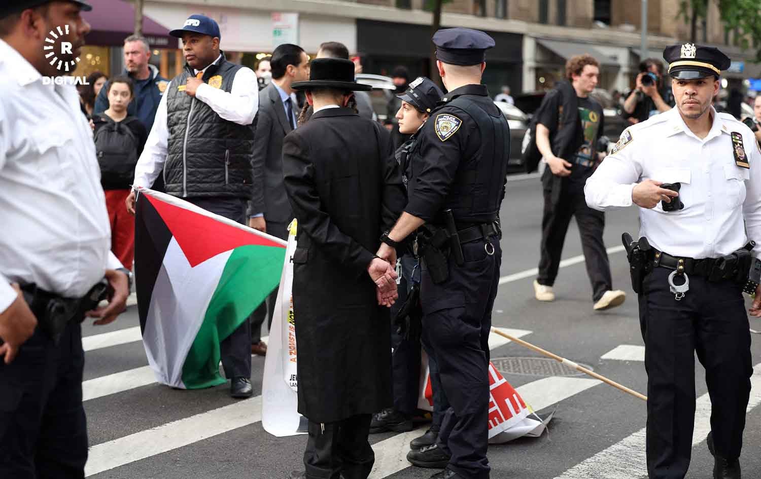 دەستگیرکردنی خۆپێشاندەرێکی جوو لە بەردەم مۆزەخانەی مترۆپۆلیتان. وێنەی AFP