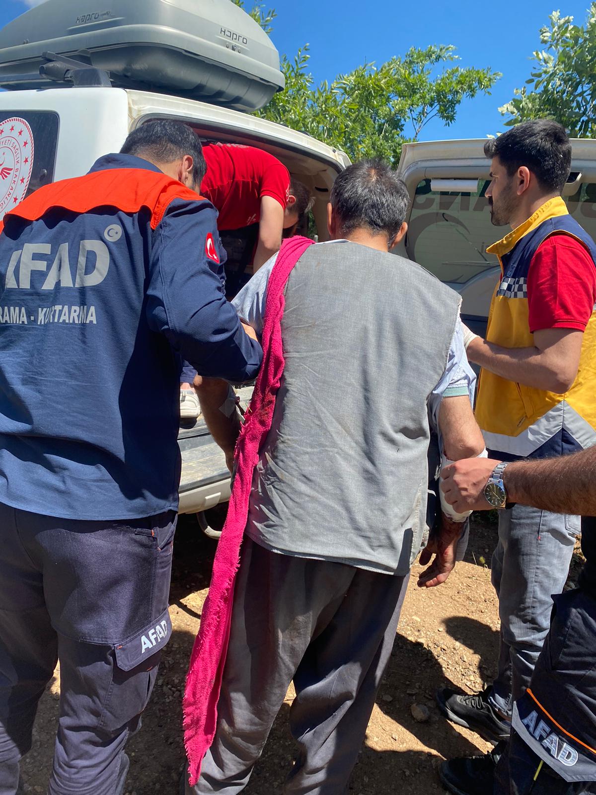 Yaralanan vatandaş hastaneye kaldırıldı / AA