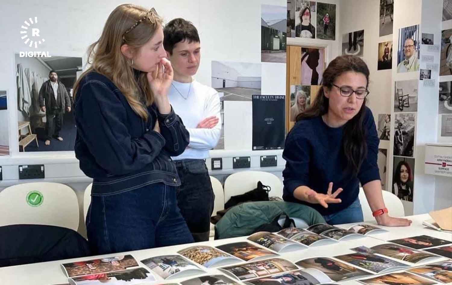 بنار سەردار لەگەڵ لیژنەی هەڵبژاردنی وێنەکانی بۆ پێشانگە