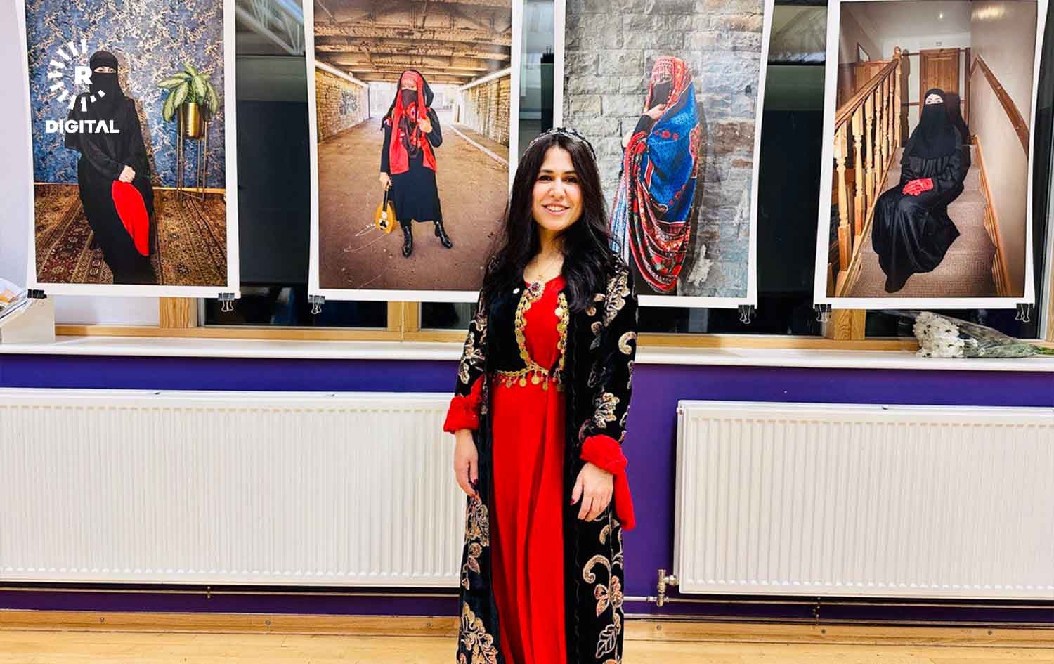 بنار سەردار لەگەڵ وێنەکانی لەبارەی ژنانی یەمەن